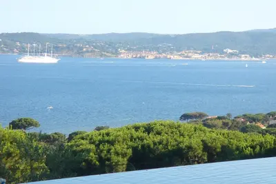 Image de Luxueuse Villa, Splendide Vue Mer, Piscine CHAUFFÉE à l'ombre des pins parasol