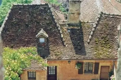 Image de Les Tuiles, au pied du château donnant sur la vallée de la Dordogne