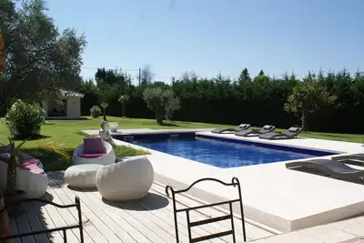 Image de Annexe de mas provençal avec jardin et piscine privee et chauffée