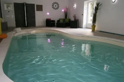 Image de Gîte 8 personnes avec piscine intérieure chauffée et étang de pêche.