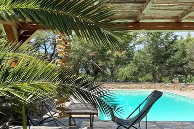Image de Villa avec piscine privée dans un parc d'un hectare et demi