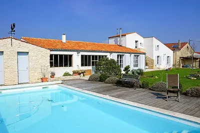 Image de Villa De Caractere Avec Une Agreable Piscine Chaufee Sur L'Ile Lumineuse