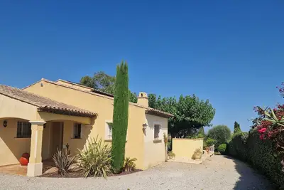 Mas Provençal au pied du rocher de Roquebrune sur Argens