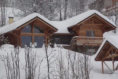 Image de Chalet contemporain 4 étoiles dans un hameau  calme de la commune de Risoul.