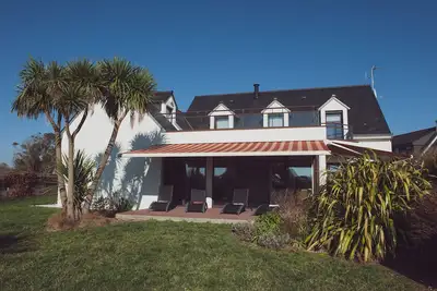 Image de Villa à Moëlan sur Mer, 10-12 p vue mer avec piscine, Finistère sud