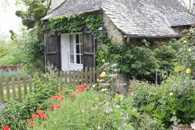 Image de Gîte de charme avec Piscine, Tennis, et Spa entre laguiole et Rodez