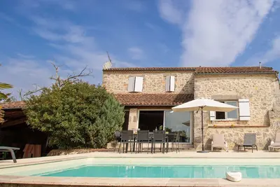 Image de Belle maison en pierre avec très beau point de vue et piscine chauffée.