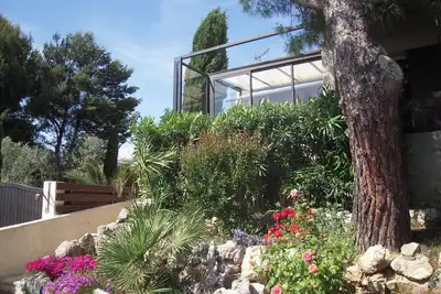 Image de Leucate Plage: maison avec jardin sur la falaise, vue sur étang et Canigou