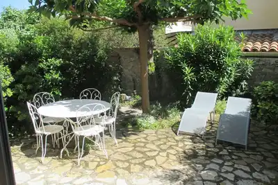 Image de Location t2 plein centre ( 6 mn a pieds du port) avec jardin privatif et clim