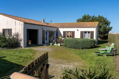 Image de Maison confort, Wifi Cheminee Jardin arbore 700m2 situé 250 m de la mer