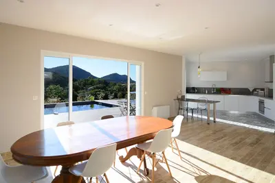 Image de Villa avec piscine surplomblant un terrain d'un hectare vue sur vignoble