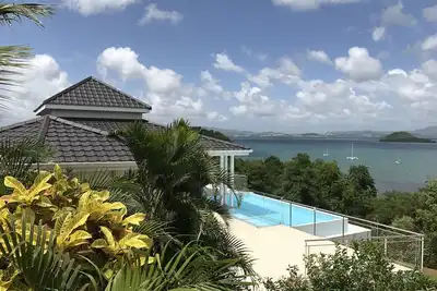 Image de Villa de luxe au calme avec piscine à débordement, sur le golf avec vue mer