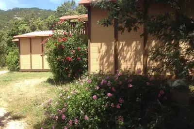 Image de Charmants petits chalets en montagne et à seulement 15 minutes de la mer