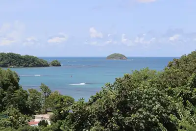Location de charme à Trinité avec vue mer et piscine.