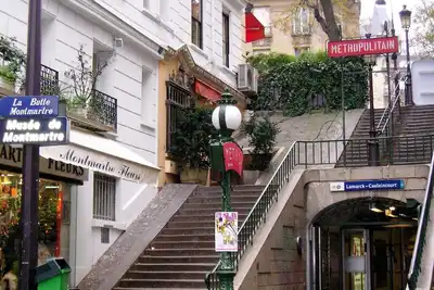 Image de A 200 mètres du métro Lamarck. \n Très agréable 2 pièces avec terrasse.