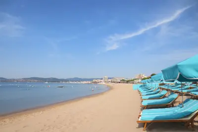 Image de A \"2\" pas du sable fin et des  commodités, T3, clim, Wifi fibre, 2terrasses, parking