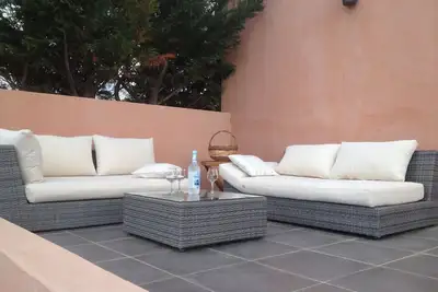 Promotion! Une villa de charme avec un beau jardin et une vue sur les montag