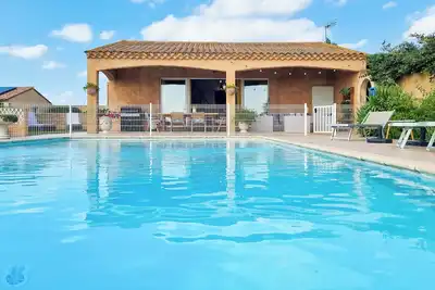 Image de A 10 kms d Arles en campagne, 2 chambres doubles + 3 couchages, clim piscine.