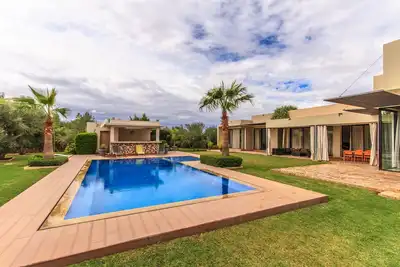 Image de Maison d' architecte de plain pied avec cuisinière / femme de ménage / services