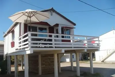 Image de Chalet sur pilotis, typique, esprit du film 37°2, climatisé, Gruissan Plage
