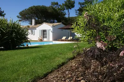 Image de Villa avec piscine et grand jardin, proximité de la mer, 10 personnes