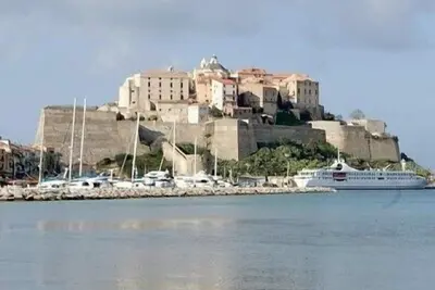 Image de Terrasse en bord de mer dans bel immeuble récent