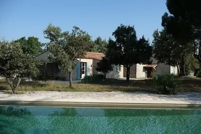 Image de Maison en pierres, dans plantation chĂŞnes truffiers sur hauteurs de Buoux