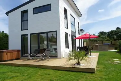 Image de Maison lumineuse avec jardin et spa à 100 mètres de la plage. Animaux acceptés.