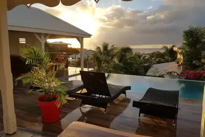 Image de Villa Avec Jardin, Piscine A Debordement Et Vue Mer