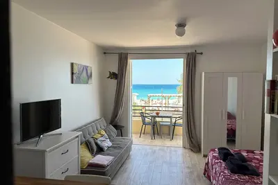 Image de Les pieds dans l'eau, la vue sur la plage et la mer