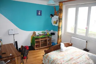 Image de Maison au bord de l'eau avec jardin arboré clos