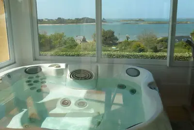 Image de Maison avec vue panoramique sur l'entrée de l'Aber Wrach, avec jacuzzi.