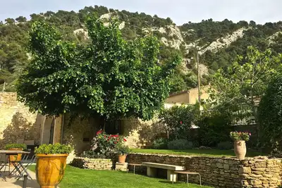 Image de Mas en pierre du XVIIIe avec piscine situé dans le haut du village historique