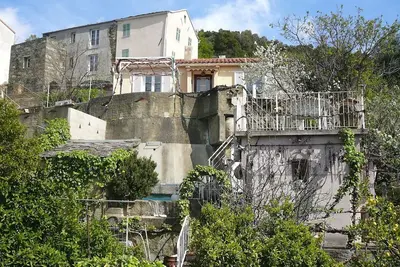 Image de Villa ensoleillée avec vue imprenable sur le village et la mer