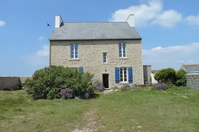 Image de Grande maison rénovée en 2017 face aux rochers de Saint Guénolé, le long du Gr34