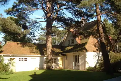 Image de Villa de charme sur grand terrain ensoleillé, dans la pinède entre mer et golf