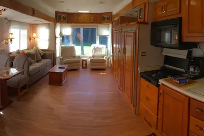 Image de Vue sur l'eau, 100 quai de pêche! Teton 40 pi Trailer W / 3 Slide Outs.