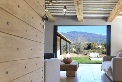 Image de Bastide contemporaine avec vue exceptionnelle sur le Ventoux, 5 Chambres, Piscine