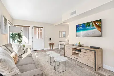 Populaire Newport Dream Vacation Home - Unité arrière en bas avec Ac!