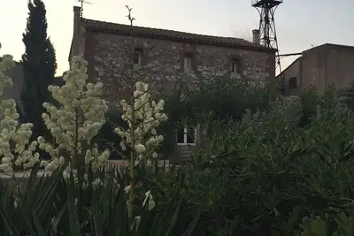 Très joli mas de charme au cœur d'un domaine viticole avec vue sur la mer (5km)