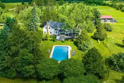 Image de Ferme historique avec piscine, bain Ă remous, Stream, Grange, 100 Acres
