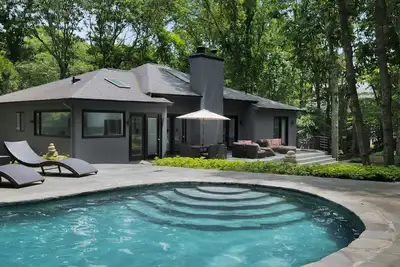 Image de Secluded Sag Harbor Oasis: Chic modern getaway 3 mins to Bay, 8 mins to Ocean.