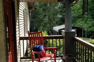 Image de Belle maison avec ruisseau dans la grande cour arrière, promenade facile au centre ville et parcs