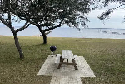 Image de Maison pittoresque au bord de l'eau avec maison d'hôtes indépendante sur la baie de Perdido