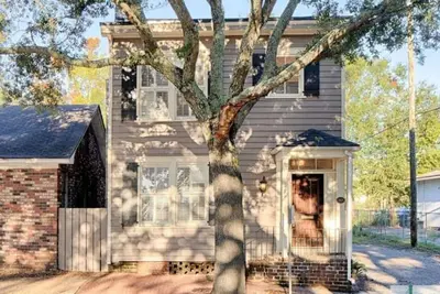 Maison de 1821 avec stationnement sécuritaire sur place; minute à pied de la rivière