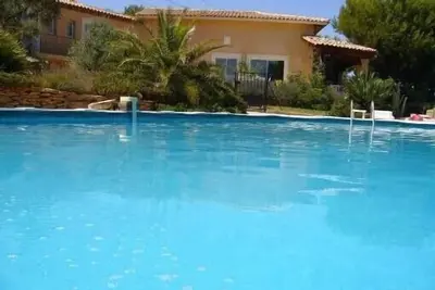 Image de Belle villa avec piscine dans les collines vue dominante sur l'eau