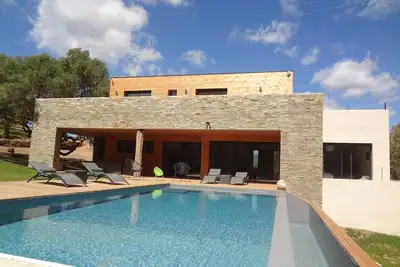 Image de villa moderne et contemporaine avec piscine chauffée proche de la mer.
