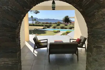 Image de Appartement indépendant tout confort dans villa bord de mer avec piscine
