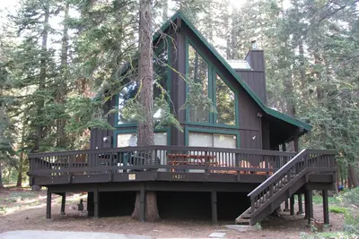 Image de Glacier View Chalet parmi les arbres