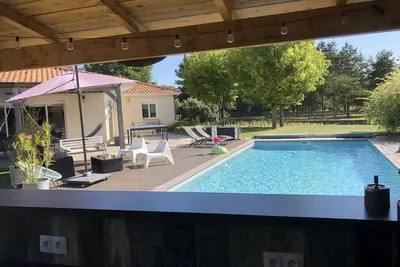 Image de Maison de plein pied avec piscine chauffée